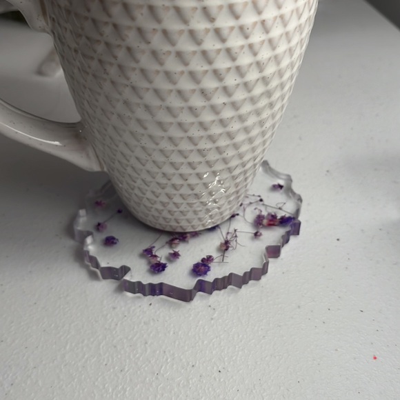 Handmade coaster with purple baby flower. - Picture 3 of 3